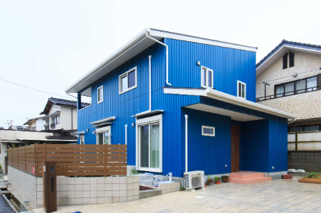 北九州市小倉南区「大収納のかわいい青ガルバの家」