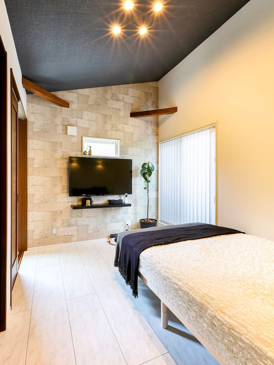 床のトーンを変えゴージャスな雰囲気に仕上がった寝室