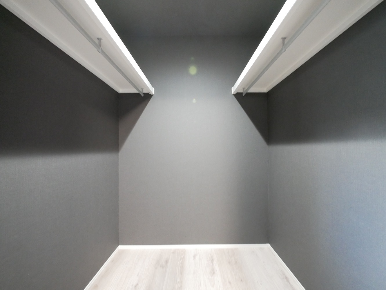 北九州市小倉南区「狭小地に建つ適所収納が光る家」の寝室クローゼット
