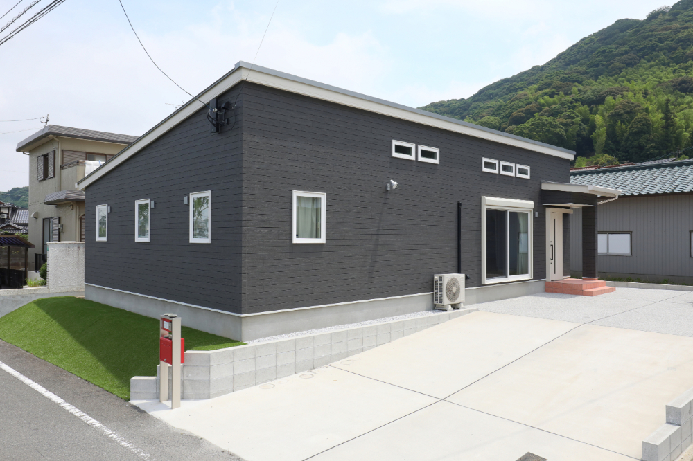 北九州市小倉南区「ログハウス風の平屋住宅」の外観写真