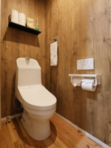 北九州市小倉南区「ログハウス風の平屋住宅」のトイレ