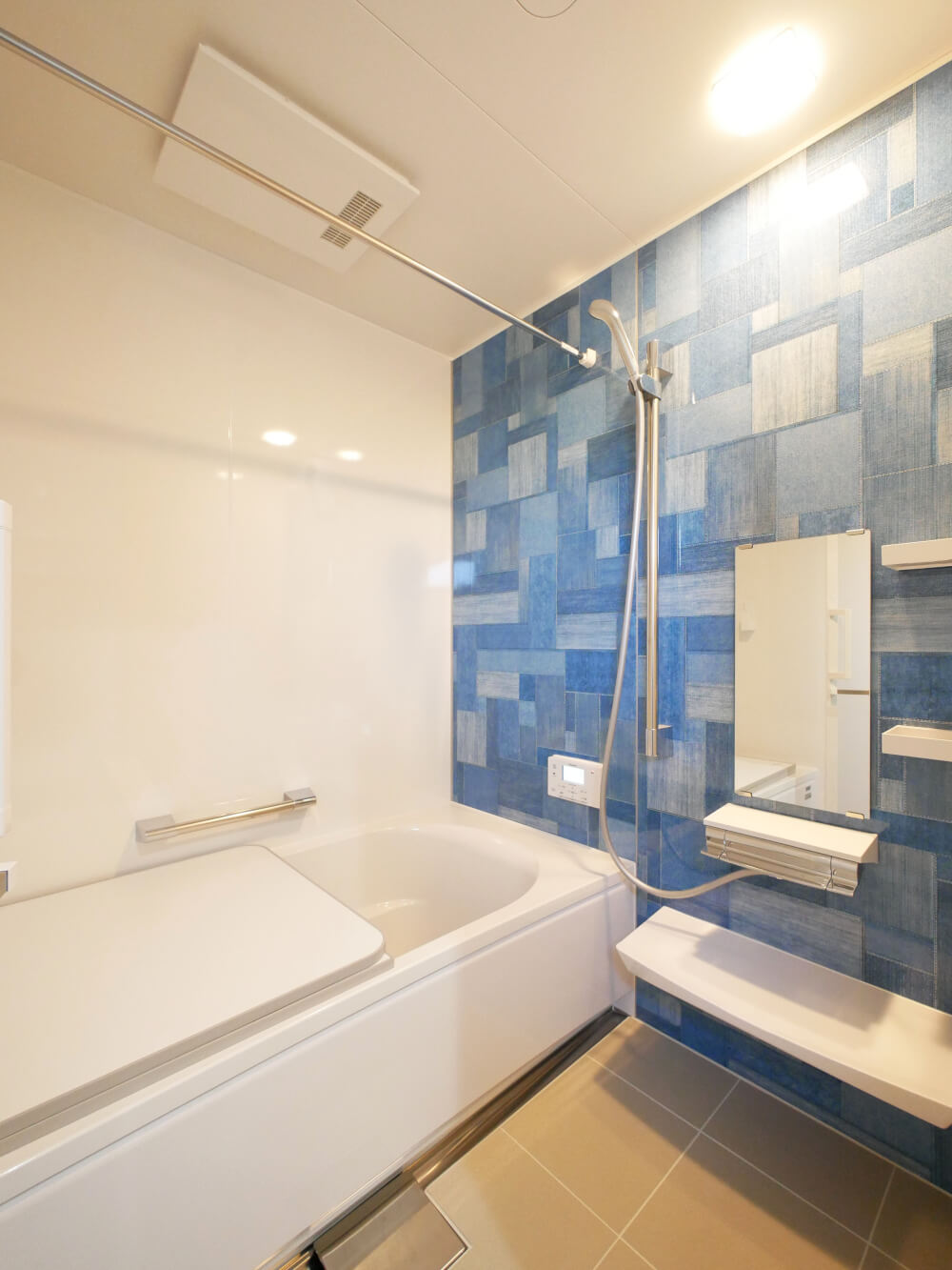 北九州市戸畑区「見晴らしのいいウッドデッキのある家」ブルーの浴室