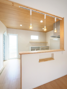 北九州市小倉南区「高低差のある土地に建つ平屋」のナチュラルなキッチン