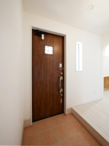 北九州市八幡西区「帰宅動線と家事動線を両立した家」の玄関小窓