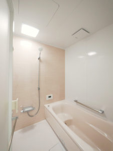 北九州市八幡西区「帰宅動線と家事動線を両立した家」ピンク色の浴室