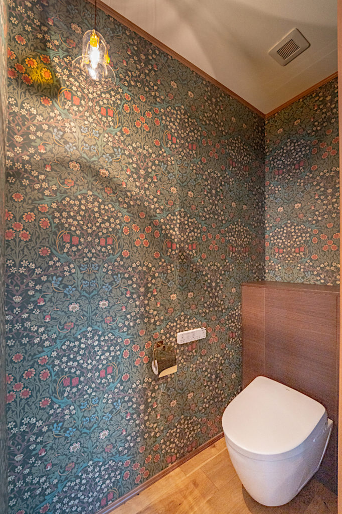 北九州市八幡東区「50代夫婦が暮らす平屋の終の棲家」モリス壁紙のトイレ