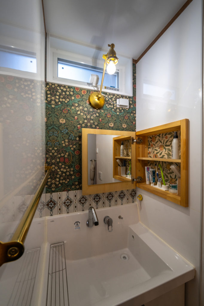 北九州市八幡東区「50代夫婦が暮らす平屋の終の棲家」クロスとタイルの洗面台