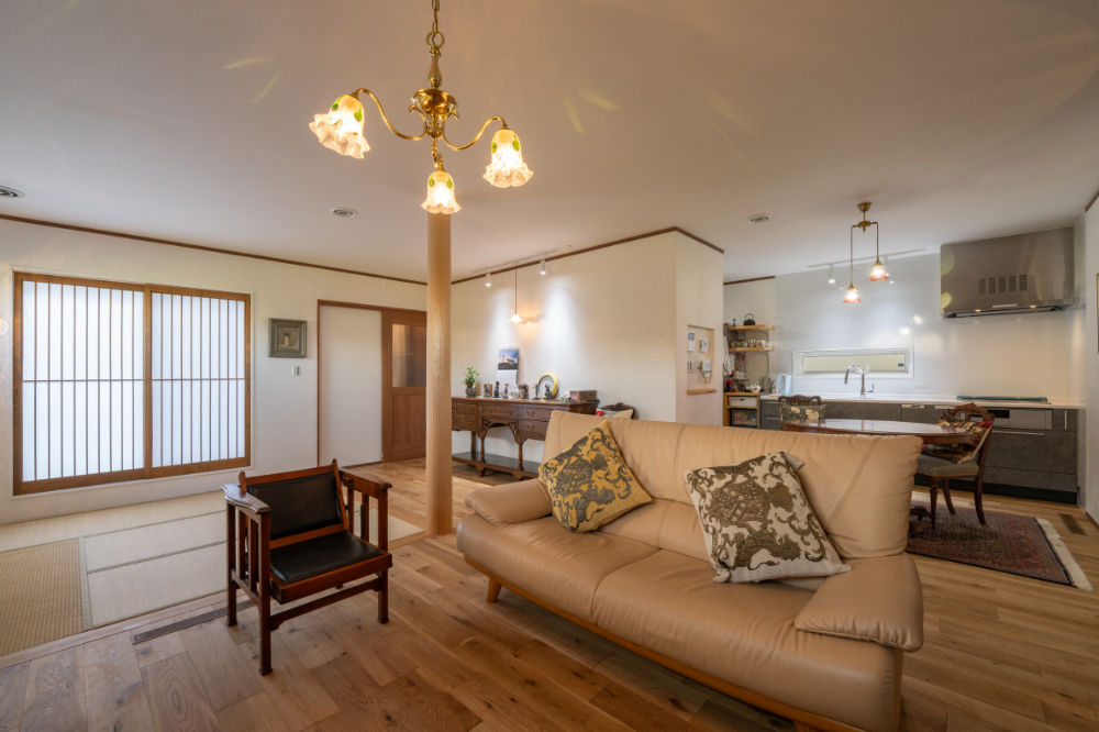 北九州市八幡東区「50代夫婦が暮らす平屋の終の棲家」アンティーク家具に囲まれたLDK