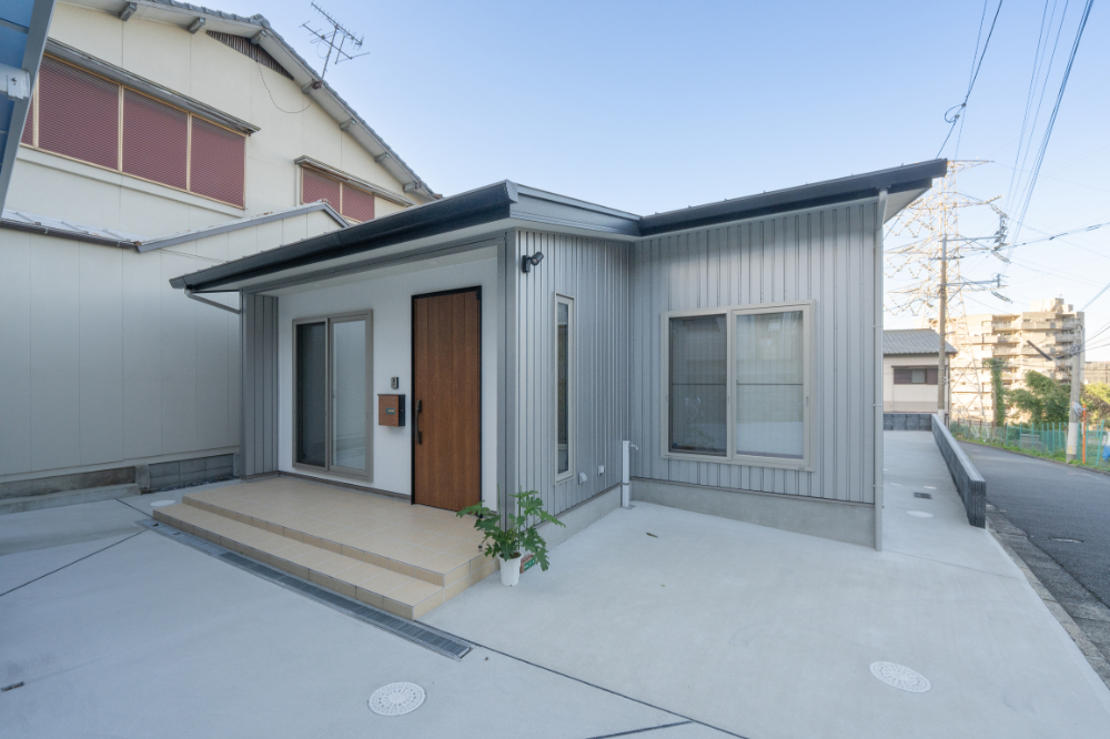 北九州市八幡東区「50代夫婦が暮らす平屋の終の棲家」ガルバの外観写真