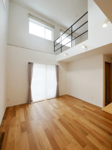 北九州市小倉北区「25坪でも狭くない！4人家族の高性能住宅」の吹き抜けリビング