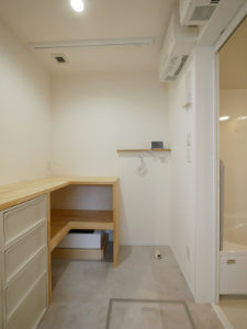 北九州市小倉北区「25坪でも狭くない！4人家族の高性能住宅」の脱衣室とランドリー