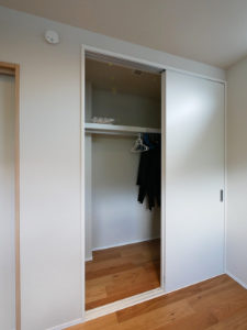 北九州市小倉北区「25坪でも狭くない！4人家族の高性能住宅」の寝室収納②