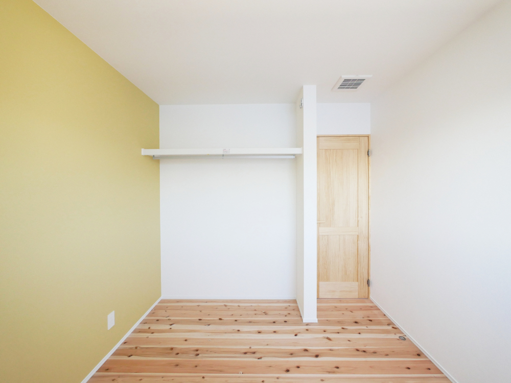 遠賀郡「大きな吹き抜けと家事ラク動線のある家」黄色の子供部屋