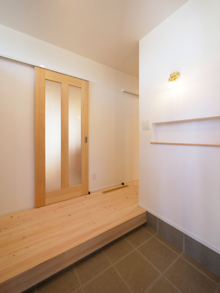 遠賀郡「大きな吹き抜けと家事ラク動線のある家」の玄関