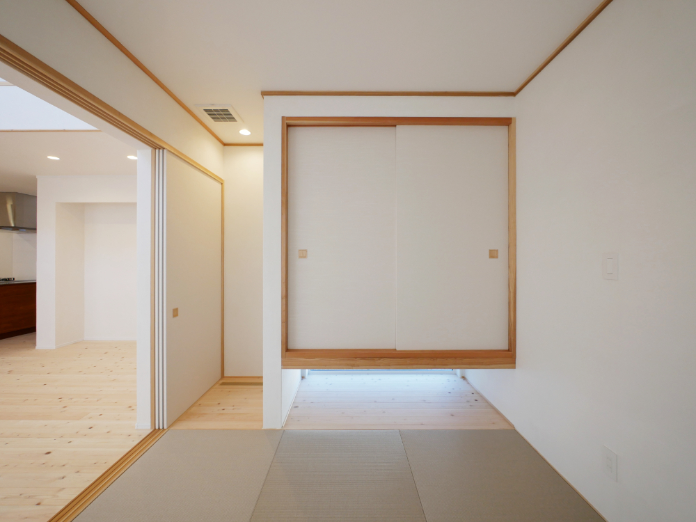 遠賀郡「大きな吹き抜けと家事ラク動線のある家」リビング横の和室