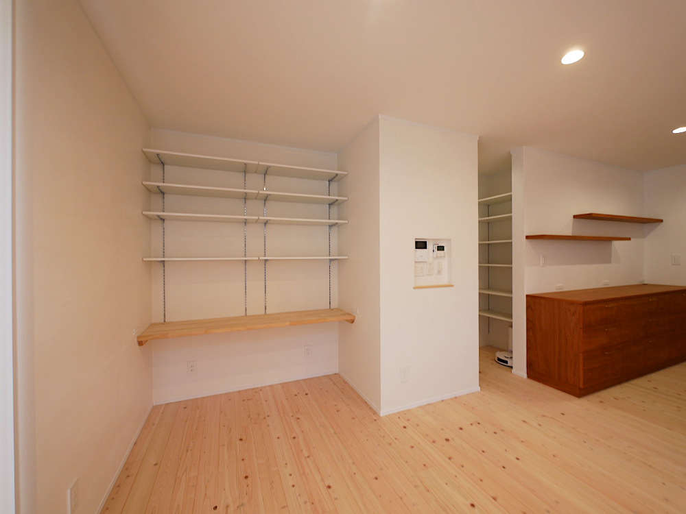 遠賀郡「大きな吹き抜けと家事ラク動線のある家」リビング角のスタディコーナー