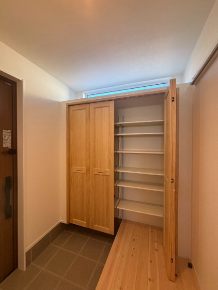 遠賀郡「大きな吹き抜けと家事ラク動線のある家」壁付け玄関収納