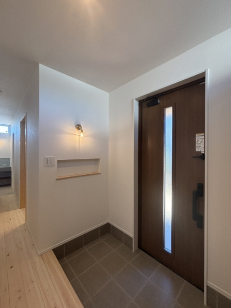 遠賀郡「大きな吹き抜けと家事ラク動線のある家」玄関