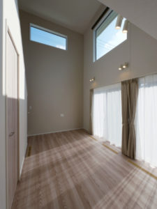 北九州市八幡西区「ペットと健康に暮らす一年中快適な家」の吹き抜けリビング