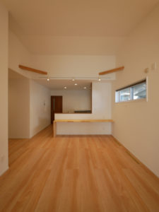 若松区「終の棲家に選んだ、平屋1LDK」の勾配天井LDK